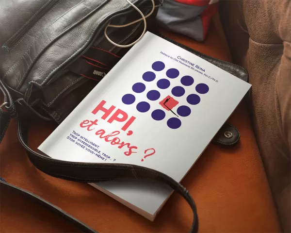 Le livre "HPI et alors ?" dans un sac à main