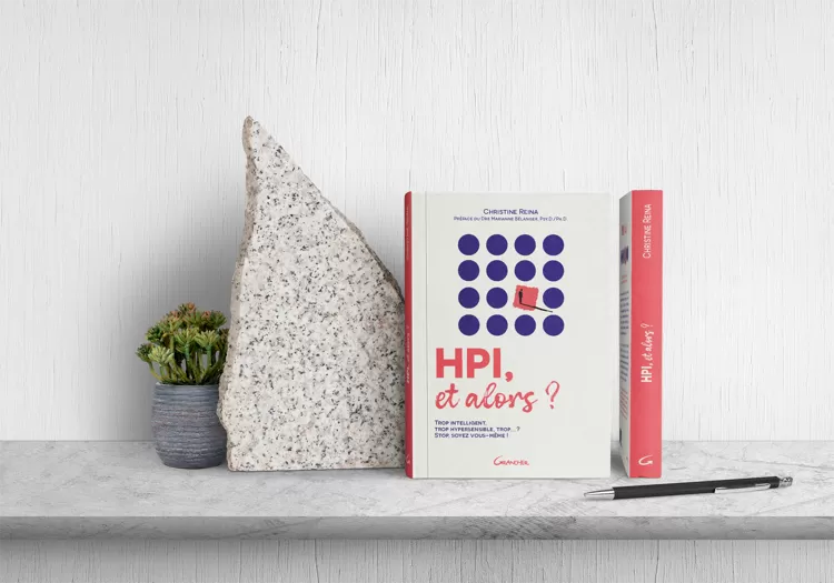 Présentation du livre "HPI et alors ?" sur une étagère.