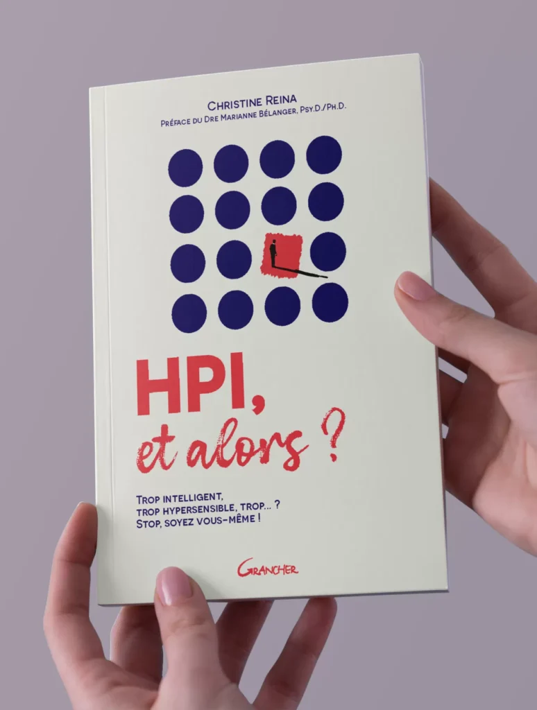 Le livre "HPI et alors ?" présenté par deux mains.